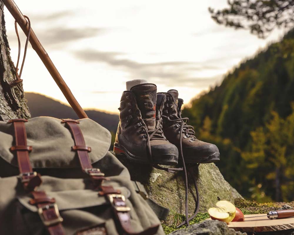 Carpe Diem Ferienapartments Schönwald Wanderstiefel und Rucksack