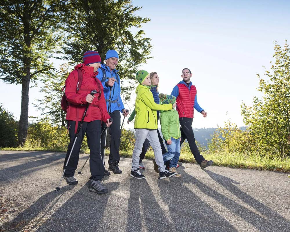 Carpe Diem Ferienapartments Schönwald Schneckenwandern Wandernde Personen Familie